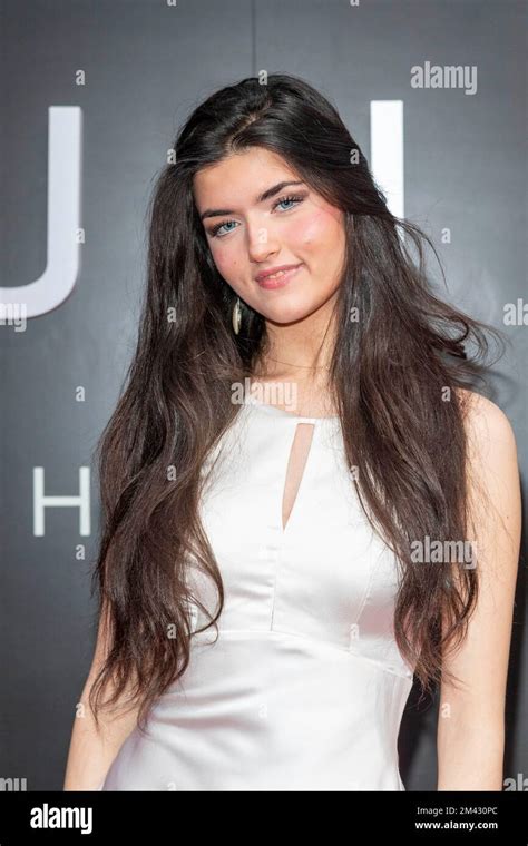 Angelina Jordan (17) .